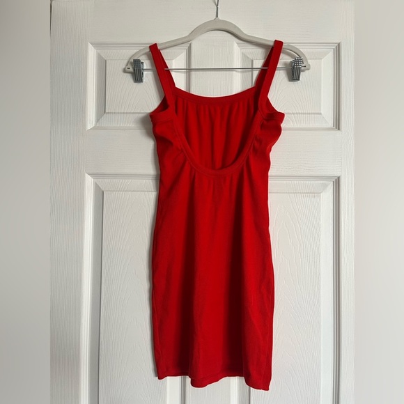 Elegant Red Sleeveless Dress - Picture 3 of 3